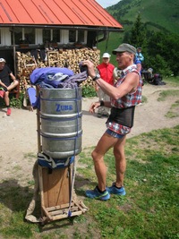 Chatár sem právě vynesl soudek piva