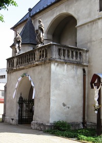 a obdivovat zdobný portikus