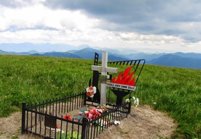 Vrchol Ploské - pomník hrdinům SNP