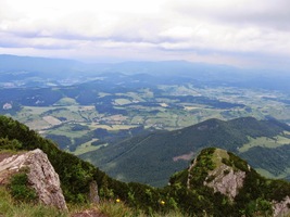 a mizely v hloubce pod námi