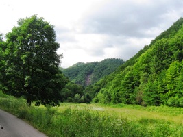 stoupáme dlouhou dolinou