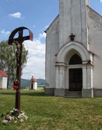 a kolem něj kříž a řada zastavení