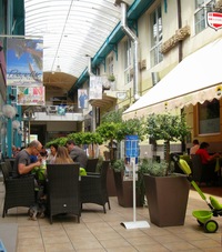 a tak obědváme venku - v pasáži