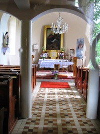 s prostým, ale působivým interiérem