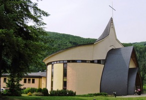 kterým jsme dojeli k hypermodernímu kostelu