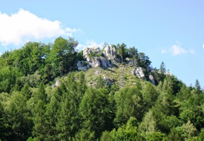 Možná je až tam na skalnatém vrcholku...