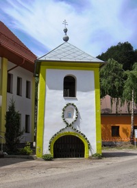 s neobvyklou zvonicí