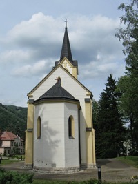 Kostel v Rájci vidíme z autobusu,