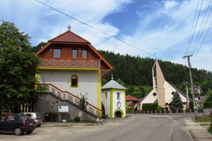 k modernímu kostelu a klasické rychtě