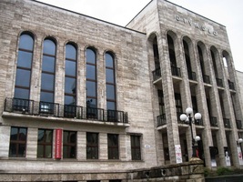 s divadlem z doby Štátu