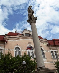 s vlastními zvony a Bohorodičkou před vchodem