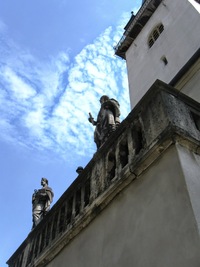 s působivou sochařskou výzdobou