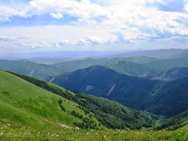do údolí po obou jeho stranách