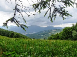 Obklopují nás hradby hor