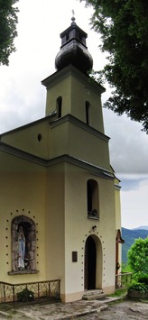 a na konci vsi stojí kostelík