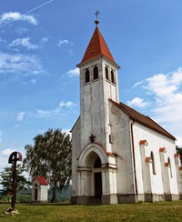 Nahoře na konci cesty stojí kostelík