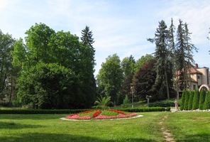 Prošli jsme lázeňským parkem,