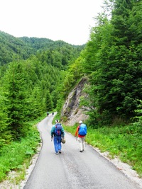 Scházíme dolů pohodlnou silnicí
