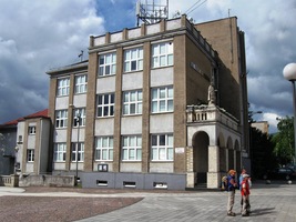 a my jsme šli kolem gymnázia