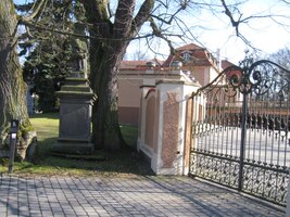 až k bráně do malebného zámku