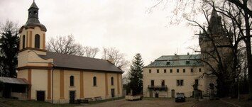 Zámecké budovy obklopují rozlehlé nádvoří,