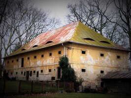 ke zpustlému zámku Stránov