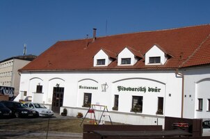 Pivovarský dvůr v Chýni (zepředu a teď i zezadu)