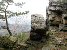 a záhy stojíme na skalnatém vršku Plešivce