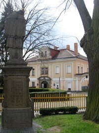 Ve městě nás uvítal tento subtilní zámeček