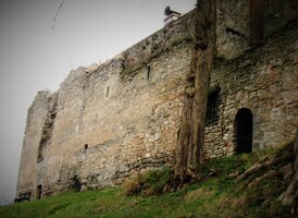 a stojí zde mohutná stará tvrz