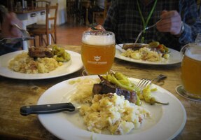 a porce jídla jako pro dřevorubce