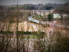 Z místniho kopce jsou daleké výhledy