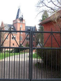 Záhy nás vítá červená budova