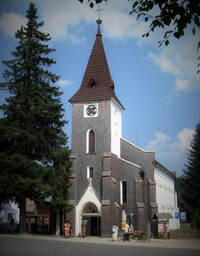 se dojde ke kostelu v Kvildě,