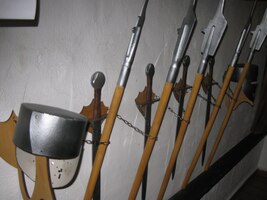 a chladnými zbraněmi se to tu jen hemží