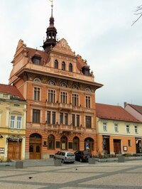 k významné budově města Sedlčan