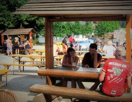 se sympatickou zahradní restaurací