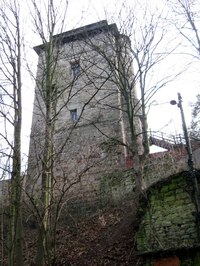 k této tvrzi nad údolím potoka Šembery