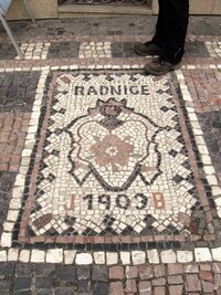 Zde ji na chodníku specifikují