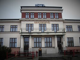 které možná poznáte podle nádražního hotelu,