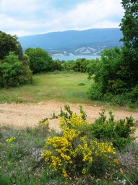 Dole v údolí se leskne vodní hladina