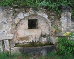 Ráno u historické poutní kašny