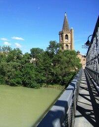 Za mostem stojí kostel Santa Maria la Real