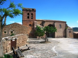 a návsí s kostelem na vrcholu