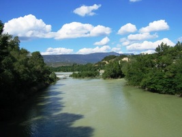 Zkalený Aragon zde protéká bájným městem Sangüesa