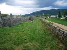 a všude kolem bouchají petardy