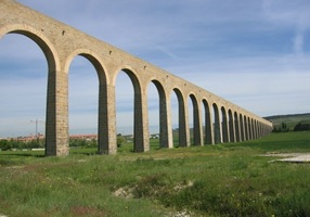 a mířím podél tohoto neskutečně dlouhého díla