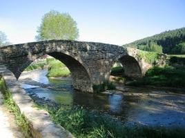 a zde středověký kamenný můstek