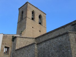 zatímco církevní stavby jsou o celá staletí starší