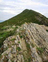 Nad vsí je vyhlídkový kopec,